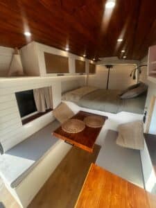 Intérieur tiny house avec lit et table escamotable