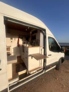 Intérieur van aménagé avec cuisine face à la mer