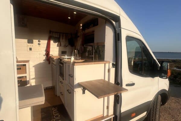 Intérieur van aménagé avec cuisine face à la mer