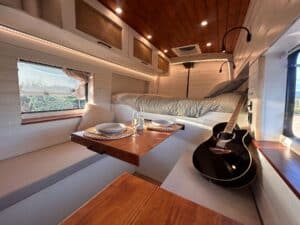 Intérieur van aménagé cosy avec lit et table