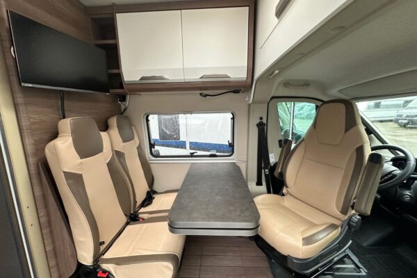 Interno camper con dinette e sedili beige