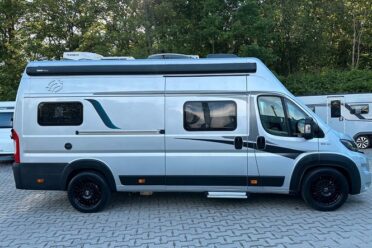 Camper van grigio parcheggiato all'aperto