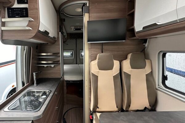 Modernes Camper-Interieur mit Küche und Sitzgelegenheiten