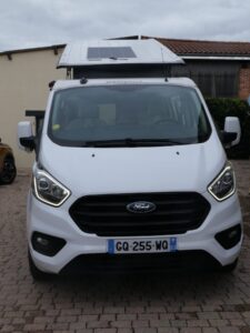 Camping-car Ford blanc avec toit relevable solaire