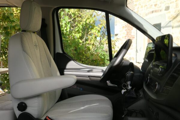 Intérieur de van avec siège conducteur clair