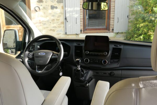 Intérieur cabine van Ford avec tableau de bord