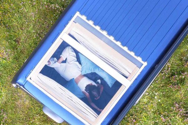 Vue aérienne van aménagé avec personne allongée dedans