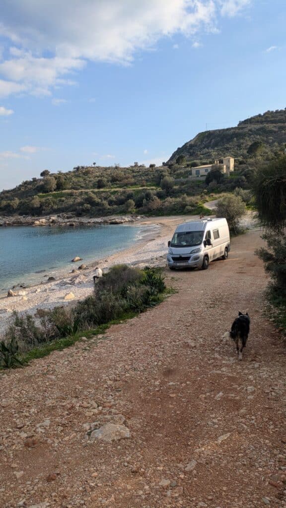 Van aménagé garé près d’une plage sauvage