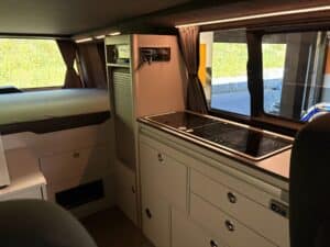 Intérieur de van aménagé avec lit et kitchenette