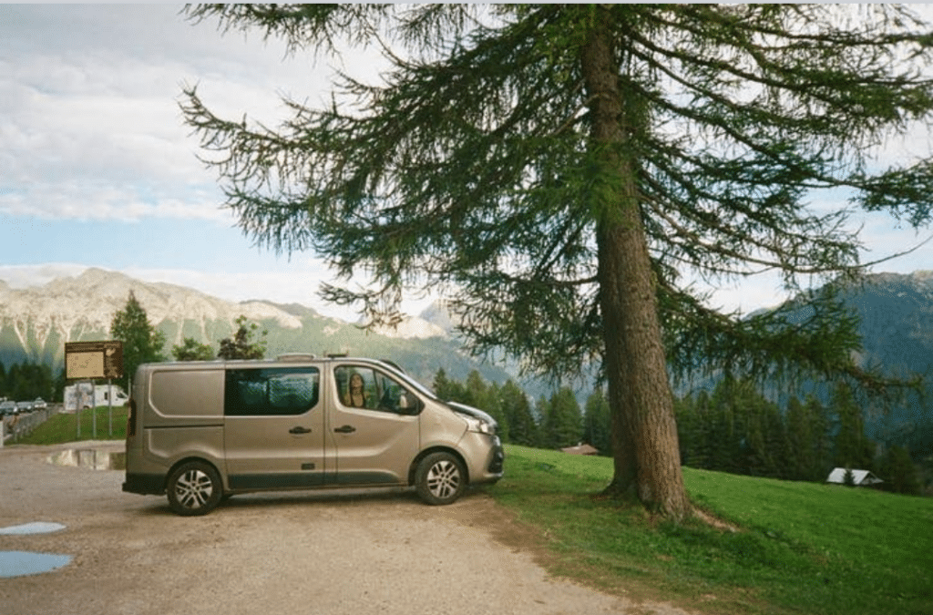 Van aménagé garé face aux montagnes alpines