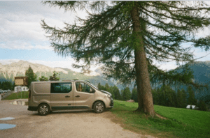 Van aménagé garé face aux montagnes alpines