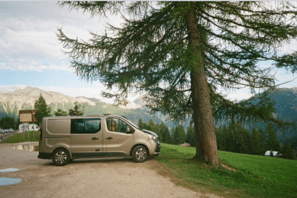 Van aménagé garé face aux montagnes alpines