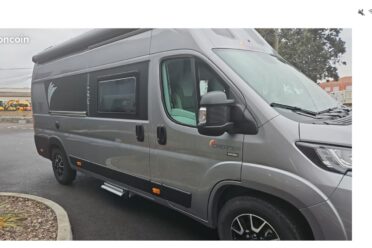 Furgone camperizzato grigio Dreamer parcheggiato all'aperto