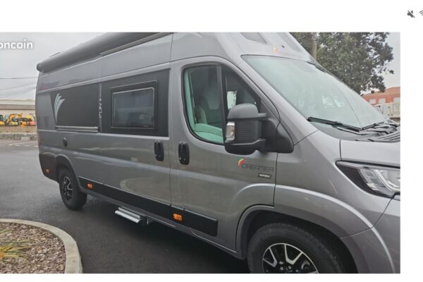 Fourgon aménagé gris Dreamer garé en extérieur