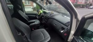 Intérieur de camionnette avec tableau de bord et sièges
