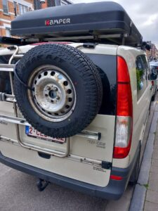 Arrière van aménagé avec roue secours et coffre toit