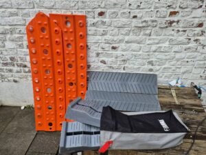 Plaques de désensablage orange et rampes grises