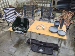 Installation de camping avec réchaud et vaisselle extérieure