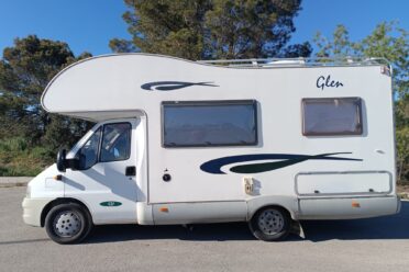 Wohnmobil weiß am Straßenrand geparkt