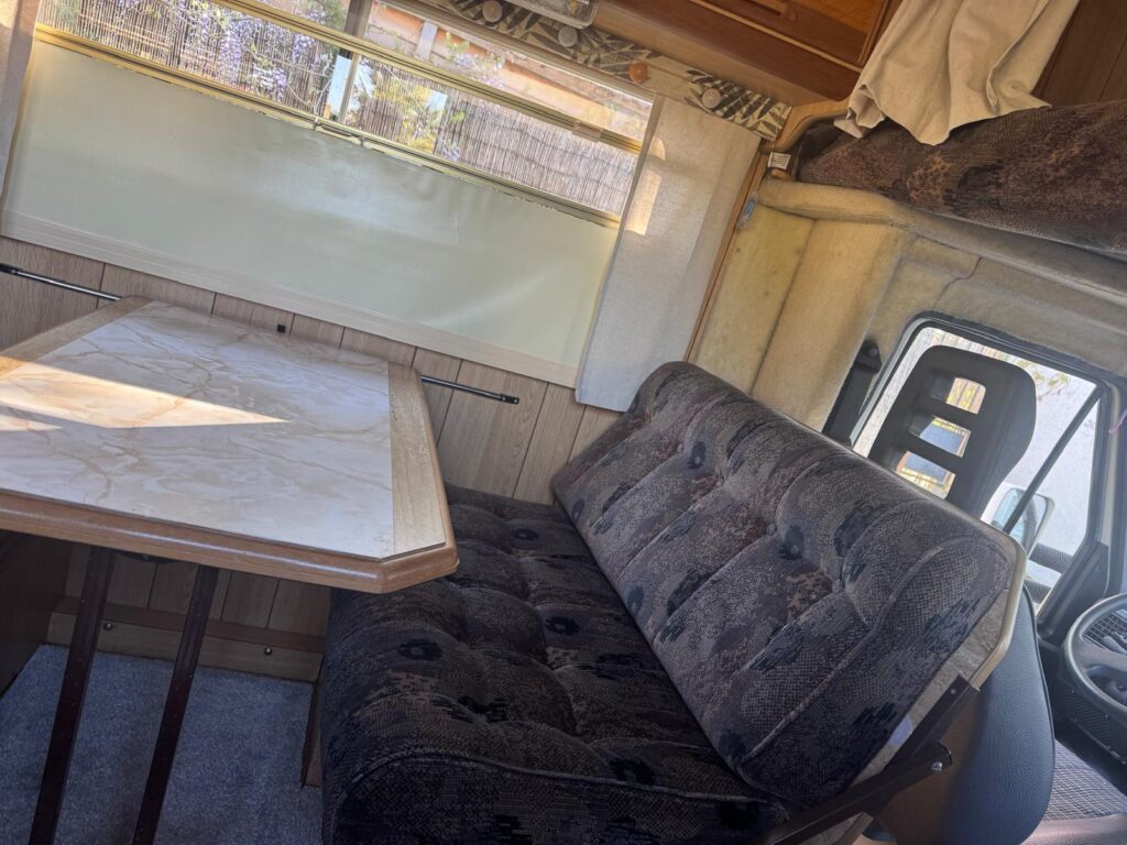 Intérieur de camping-car avec banquette et table