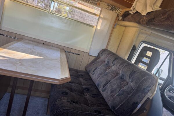 Intérieur de camping-car avec banquette et table