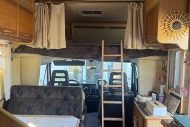 Intérieur de camping-car vintage avec échelle en bois