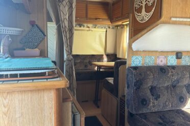 Intérieur chaleureux d’un camping-car en bois