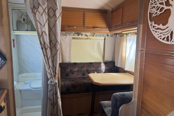 Coin repas et salle d’eau dans caravane