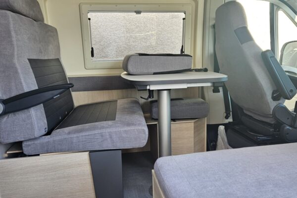 Intérieur de van aménagé avec banquette et table