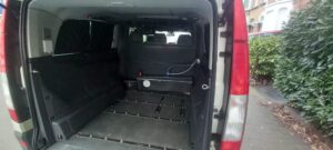 Intérieur vide d'un fourgon utilitaire portes ouvertes