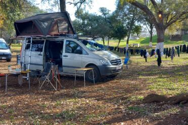 Van camperizzato con tente de toit in campeggio