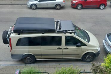 Van camperizzato beige con tente de toit