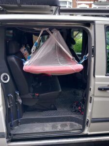 Hamac bébé suspendu dans un van aménagé