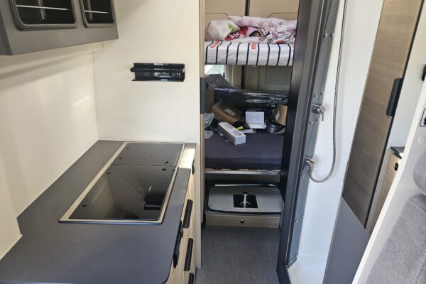 Intérieur de camping-car avec kitchenette et lits superposés