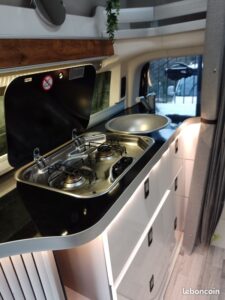 Cuisine compacte équipée dans un van aménagé