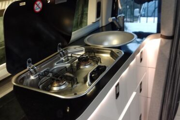 Cucina componibile compatta in un Van camperizzato