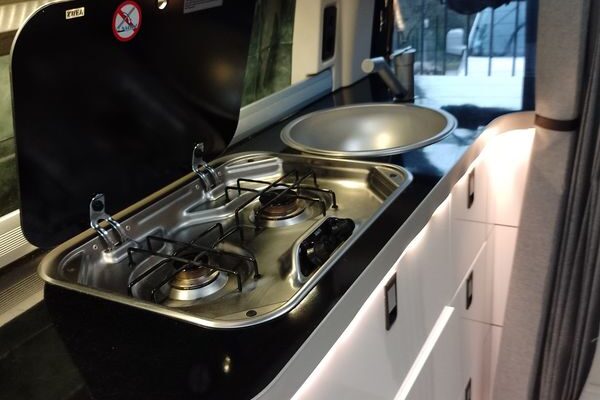 Cuisine compacte équipée dans un van aménagé