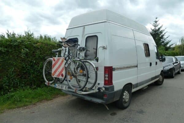 Fourgon aménagé blanc avec vélos à l’arrière