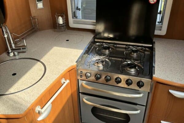 Cuisine de camping-car avec gazinière et évier