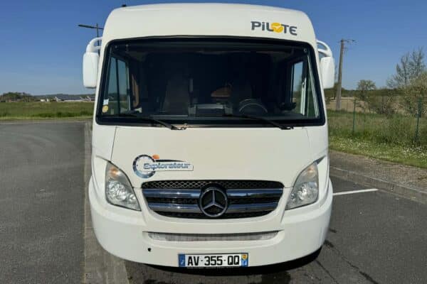 Camping-car Pilote blanc vu de face