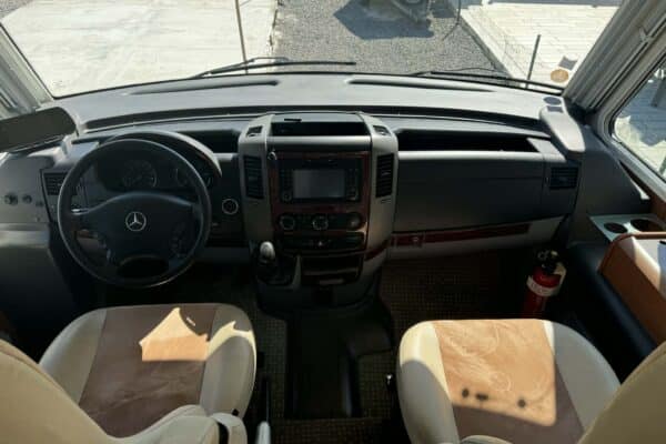 Intérieur cabine camping-car Mercedes vue tableau de bord