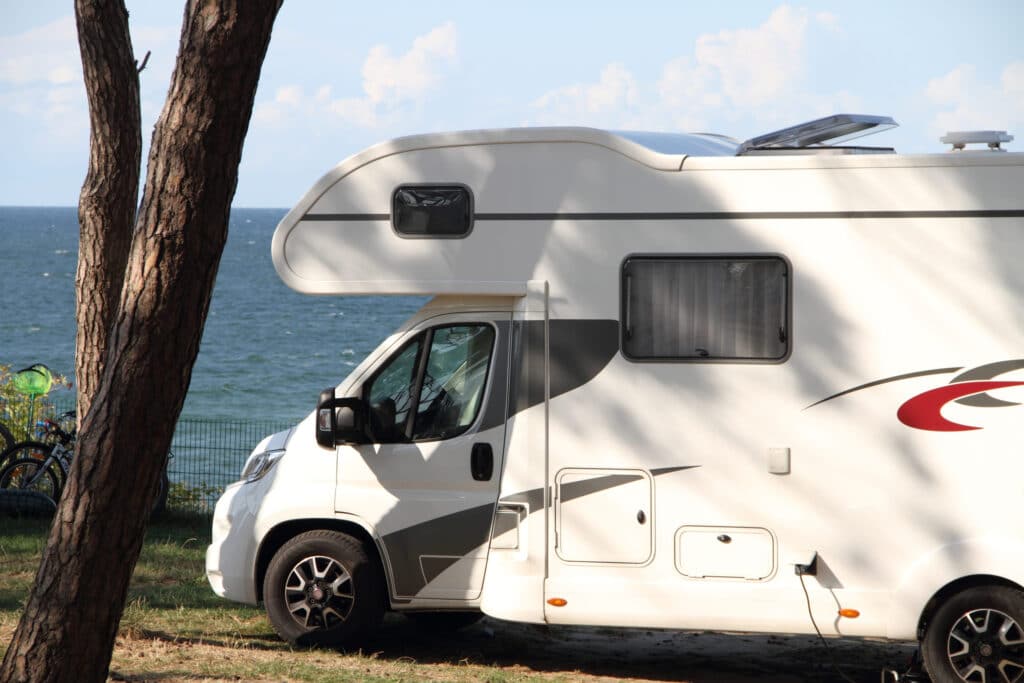Camping-car stationné face à la mer