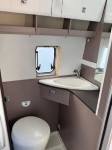 Petite salle de bain de camping-car moderne