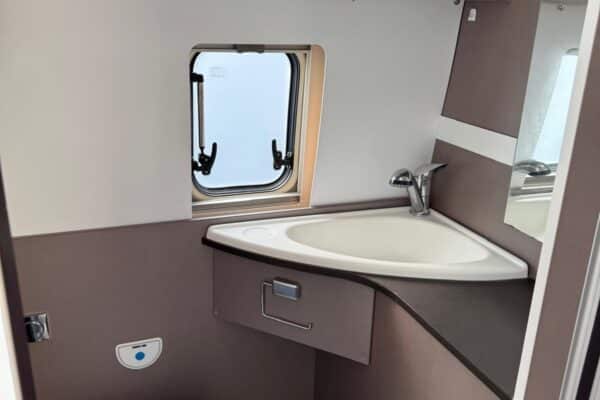 Petite salle de bain de camping-car moderne