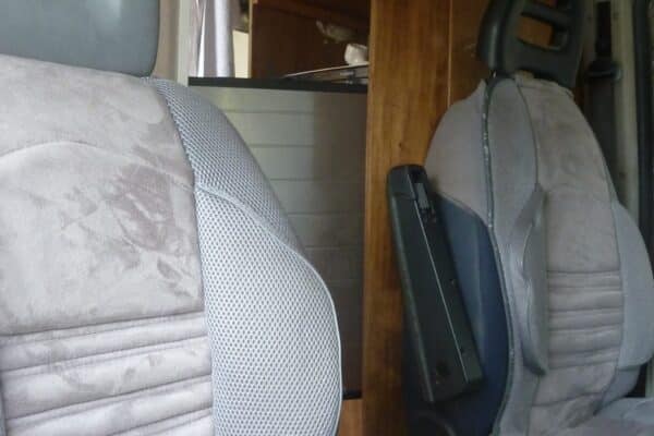 Intérieur de camping-car avec sièges avant et placard