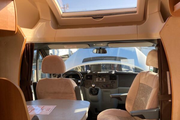 Intérieur de camping-car avec table et lanterneau