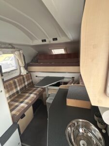 Camping-car capucine Lada Granta