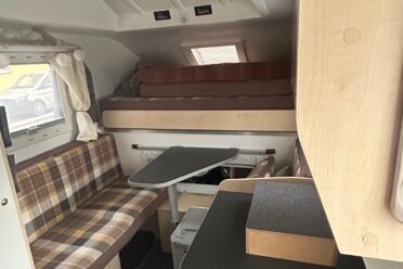 Innenraum eines kompakten Wohnwagens mit Sitzgruppe