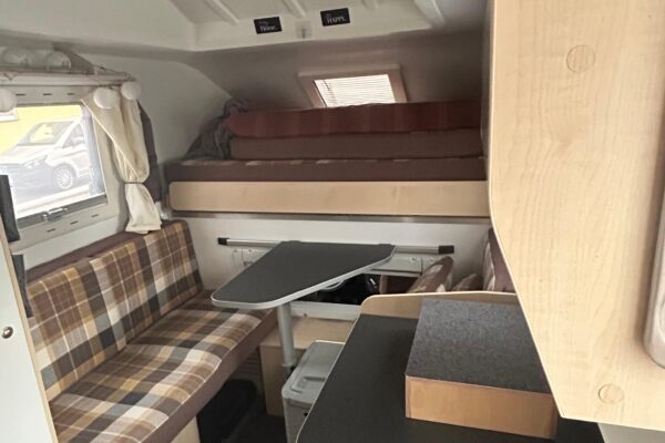 Innenraum eines kompakten Wohnwagens mit Sitzgruppe