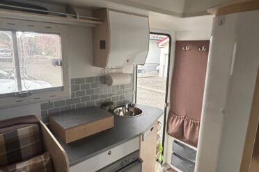 Kompakte Wohnmobilküche mit Spüle und Kühlschrank